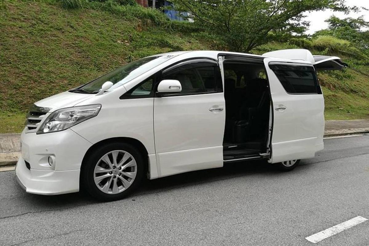 bel kombi z odprtimi vrati na cesti