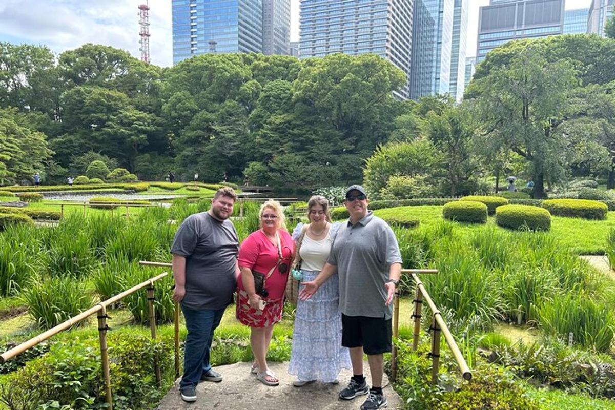 Un grupo de personas posando para una foto en un parque.
