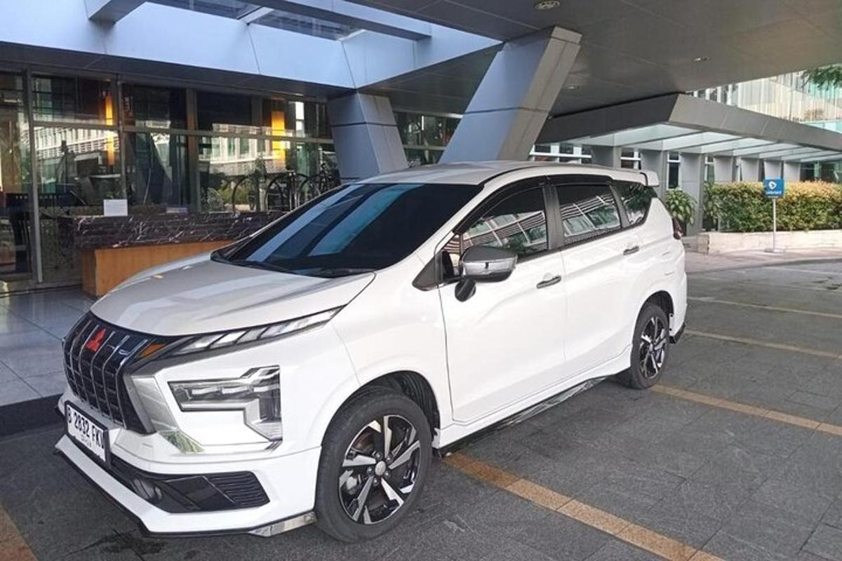 un'auto bianca parcheggiata davanti a un edificio