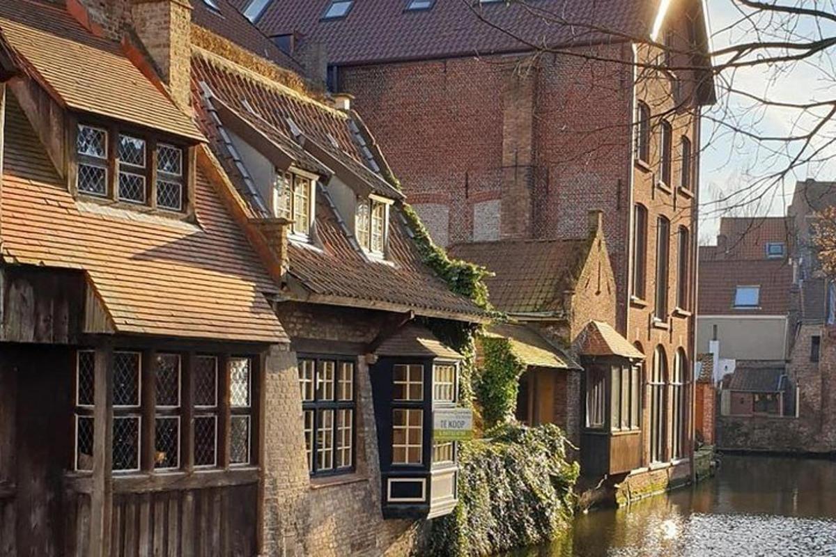 Un grupo de edificios junto a un río con un río