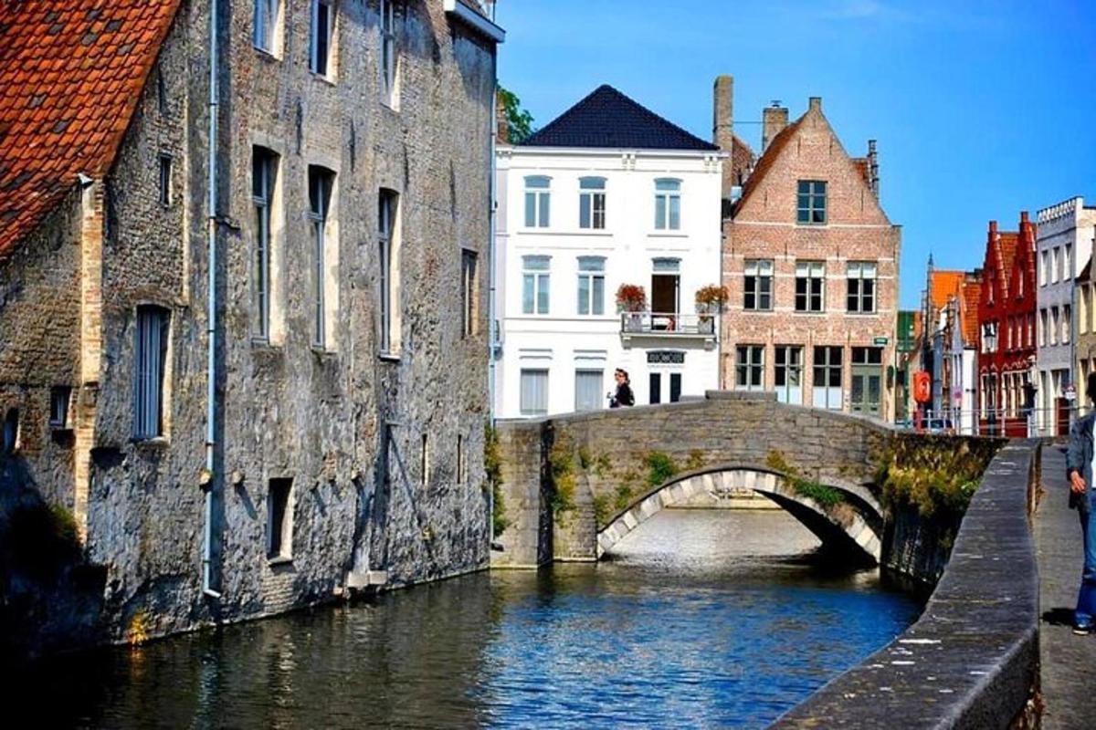 Un puente sobre un río en una ciudad con edificios.