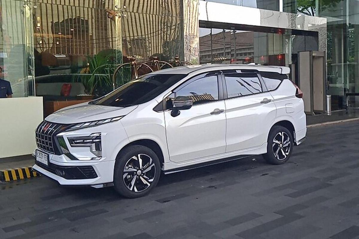 un SUV bianco parcheggiato davanti a un edificio