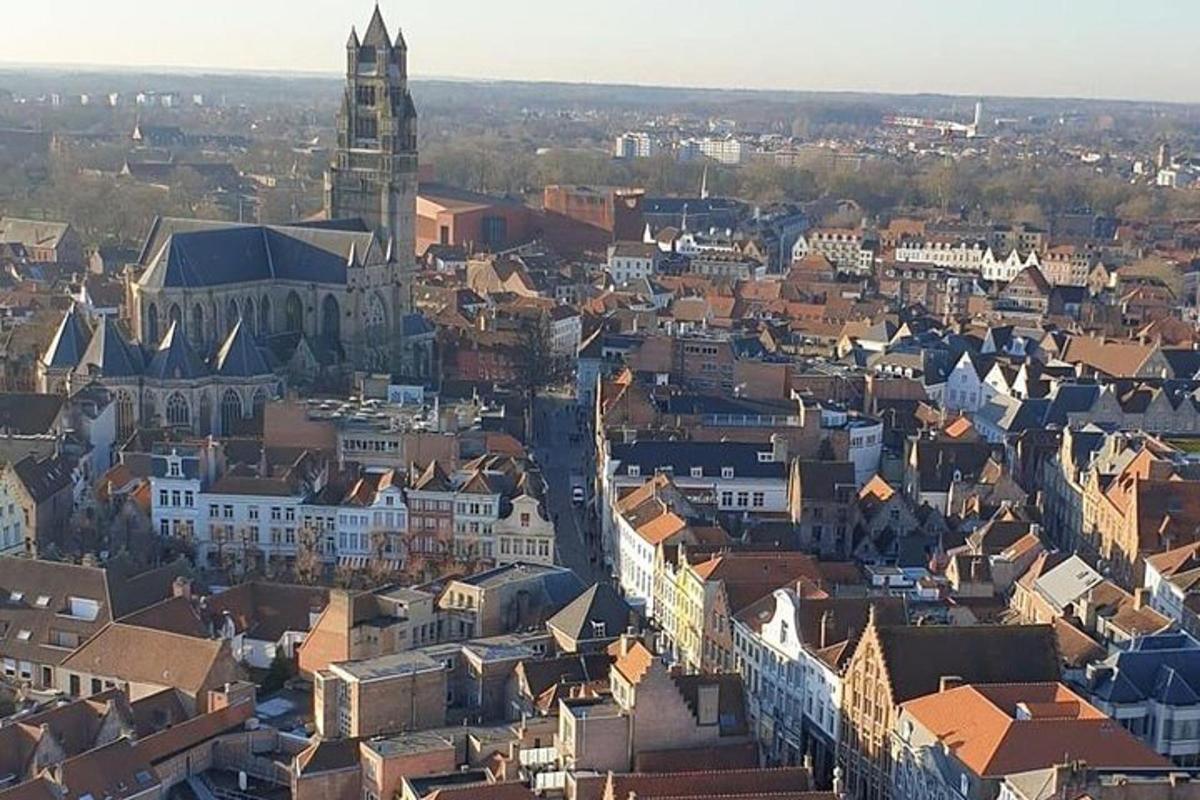 una vista aerea di una città con una torre dell'orologio
