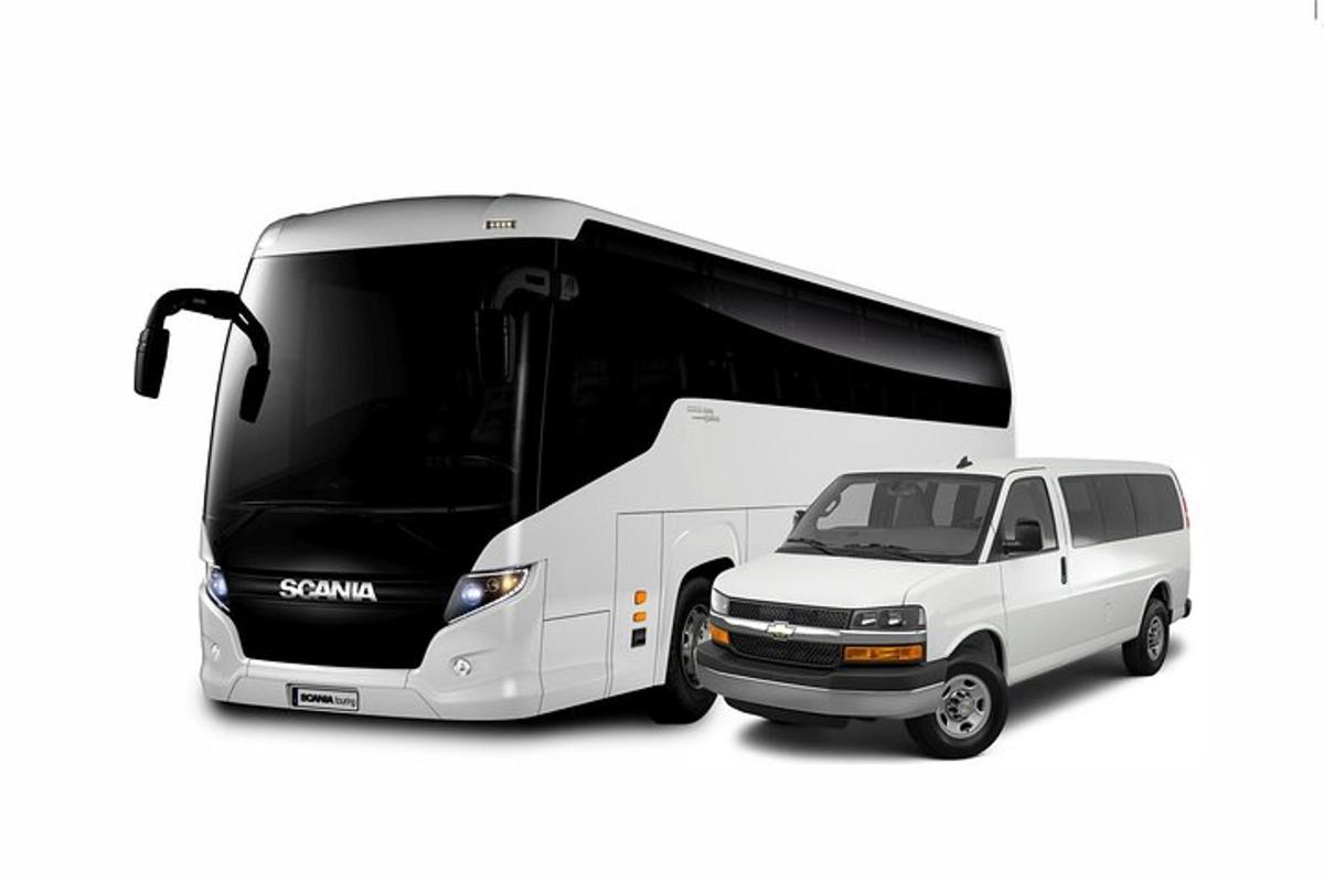 bílá dodávka zaparkovaná vedle bílého autobusu