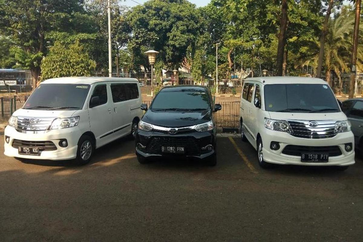 due furgoni bianchi parcheggiati uno accanto all'altro in un parcheggio