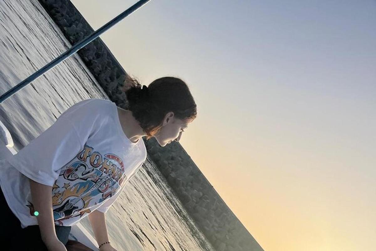noor naine seisab rulaga seina ääres