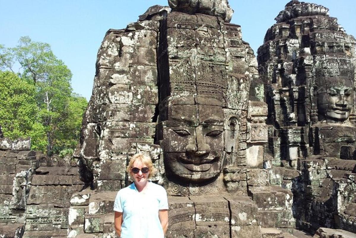 Una mujer parada frente a un templo de piedra
