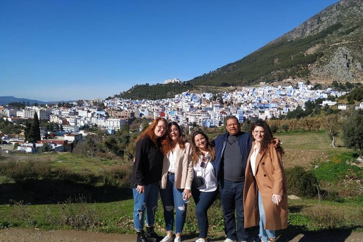 un grup de persones dempeus davant d'una ciutat