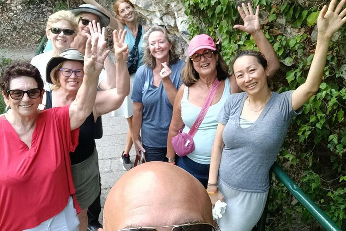 група људи позира за фотографију са подигнутим рукама
