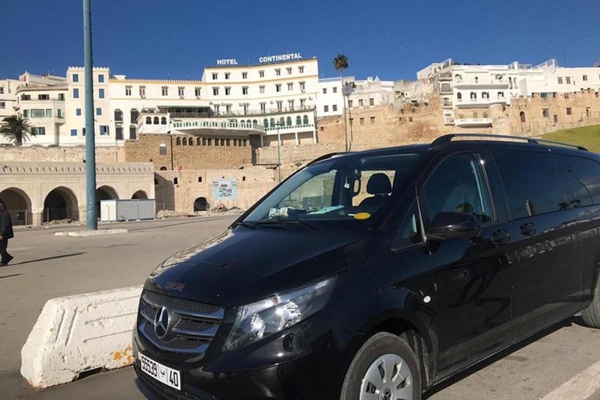 un cotxe negre aparcat davant d'un edifici