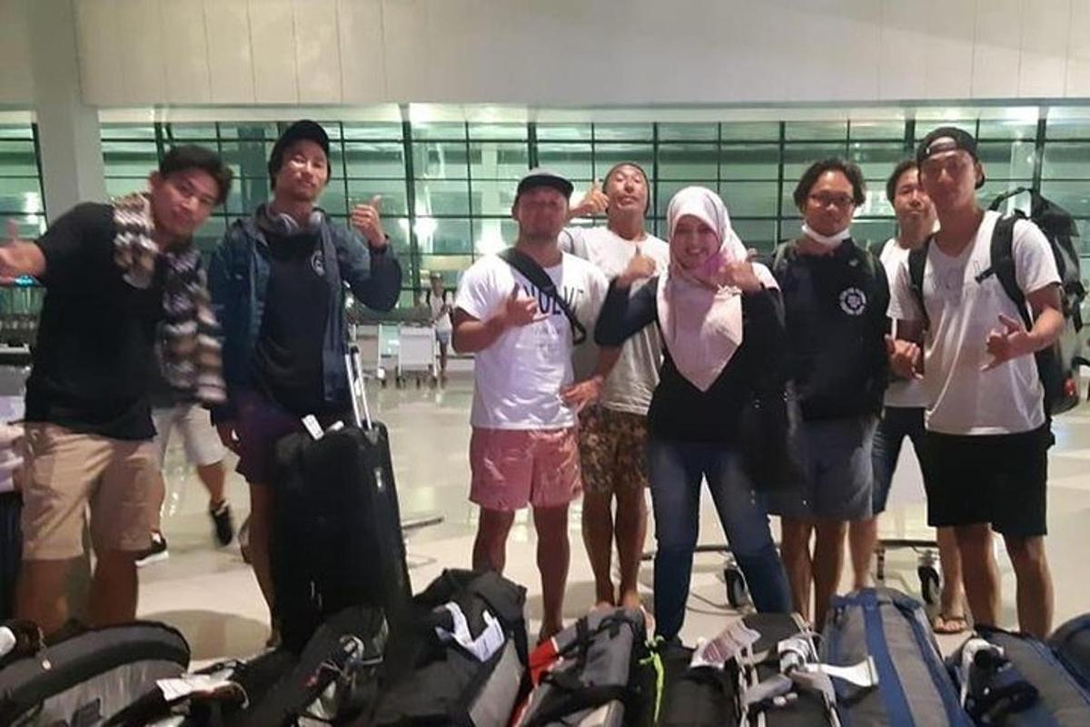 un gruppo di persone in posa per una foto in un aeroporto