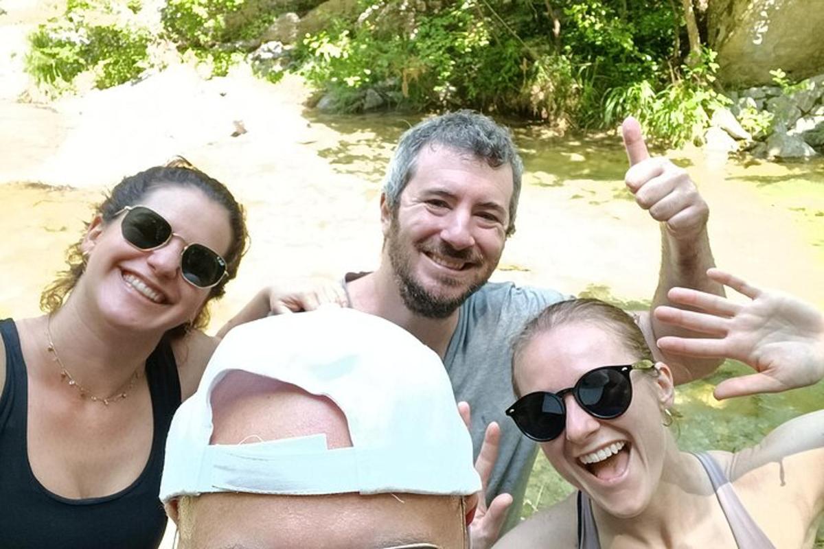 un gruppo di tre persone che posano per una foto