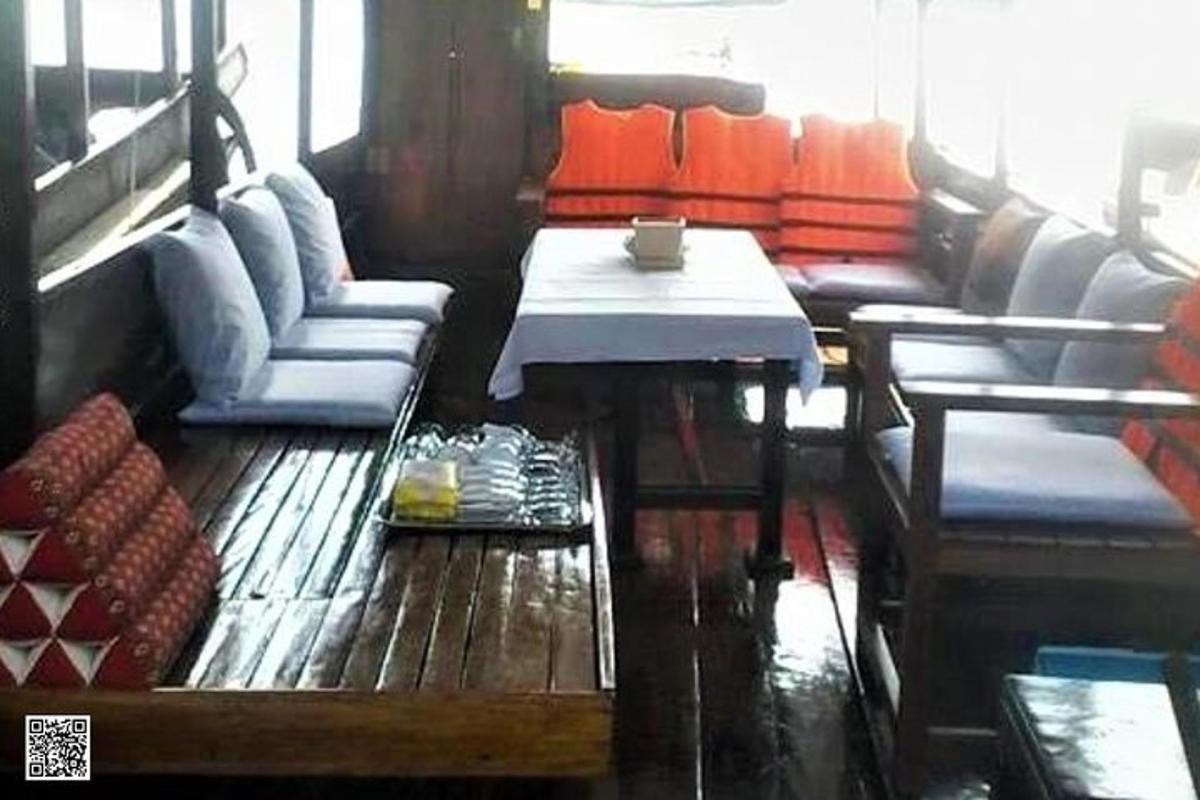 una sala de estar con un sofá y una mesa