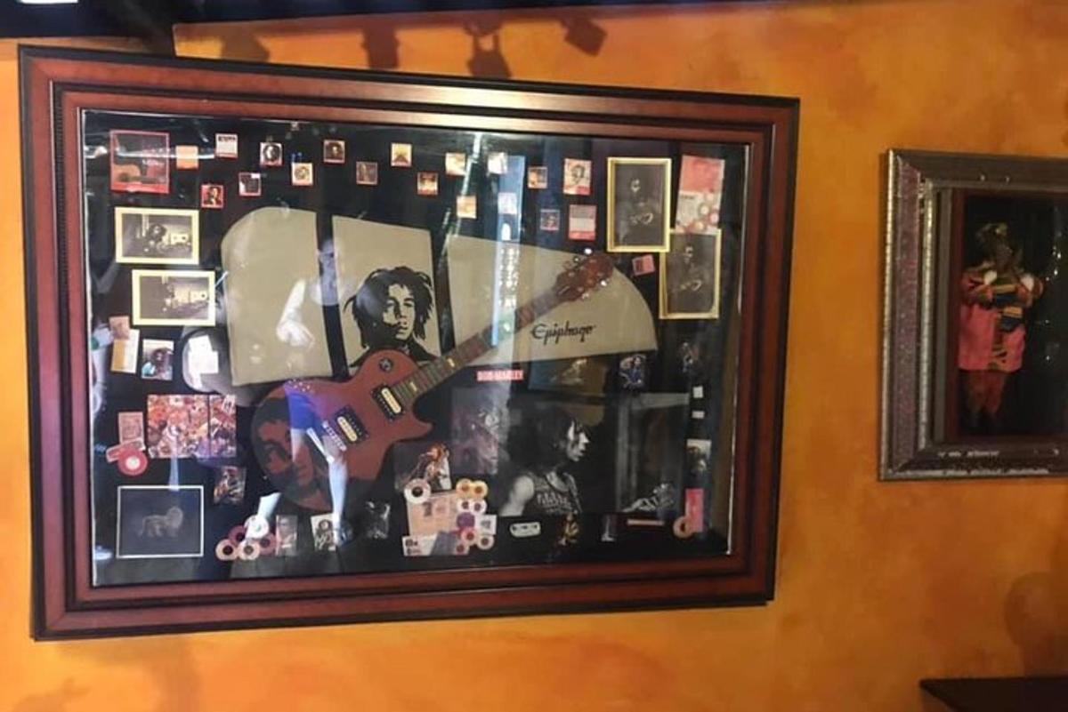isang larawan ng isang larawan ng isang gitara sa isang pader