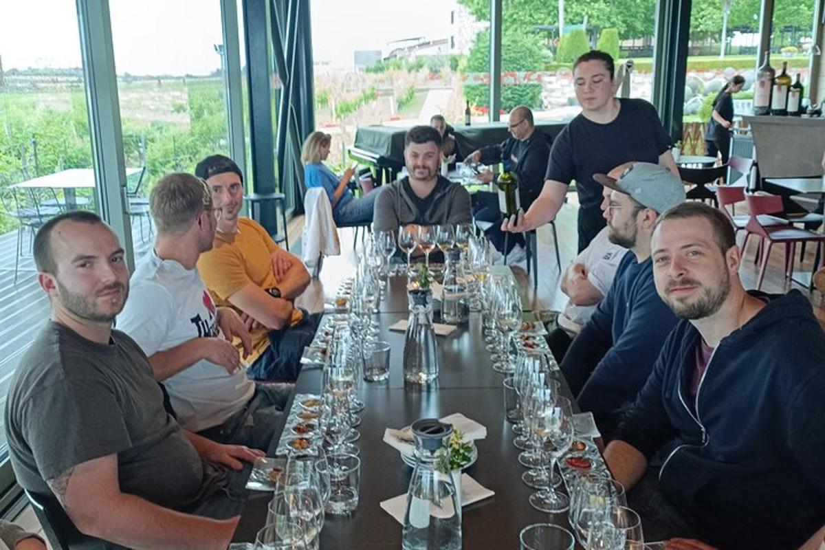 un gruppo di persone sedute attorno a un lungo tavolo