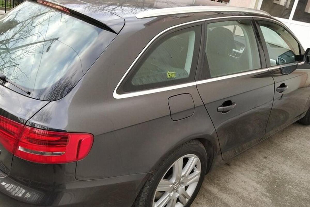 šedé auto zaparkované na parkovišti