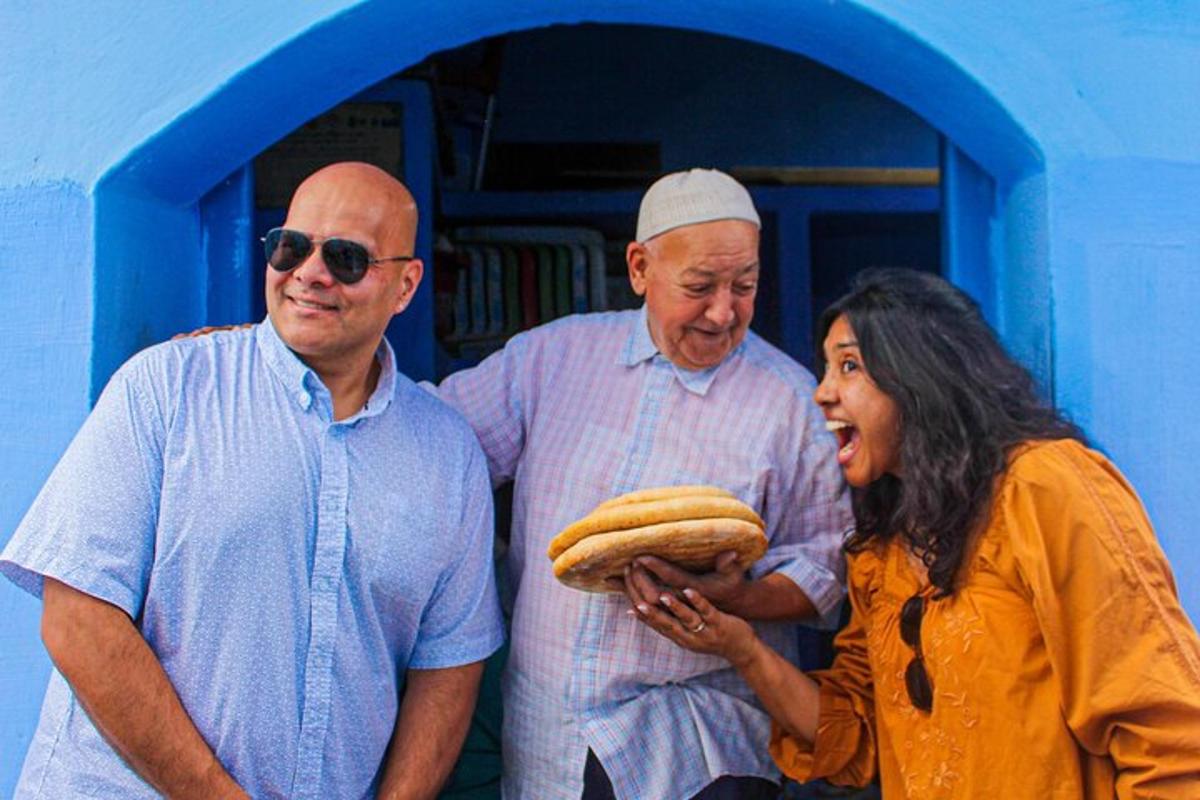 zwei Männer und eine Frau halten einen großen Hotdog