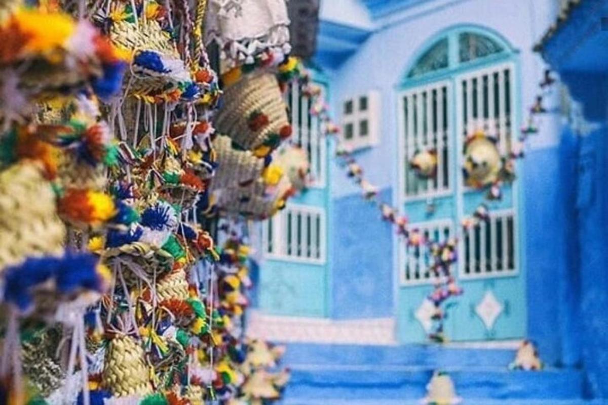 sebuah rumah mainan dengan pintu biru dan putih