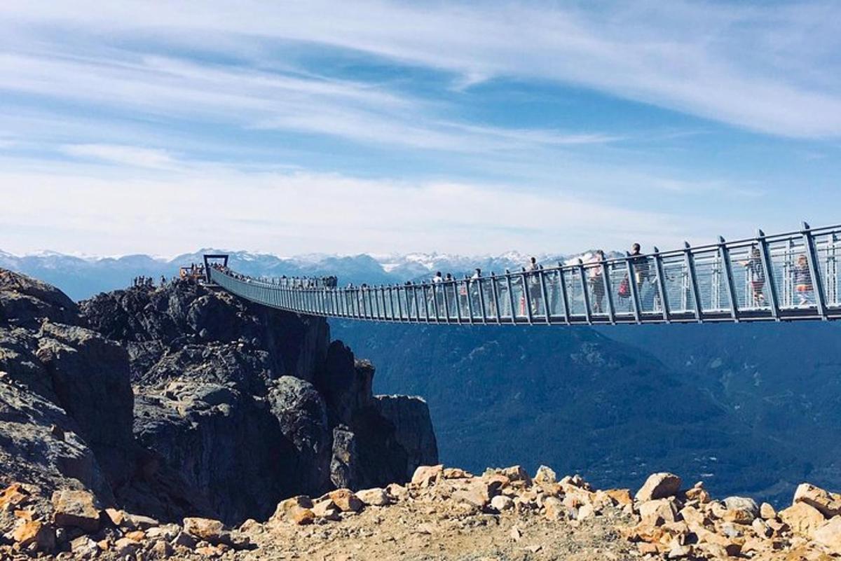 un puente colgante en la cima de una montaña