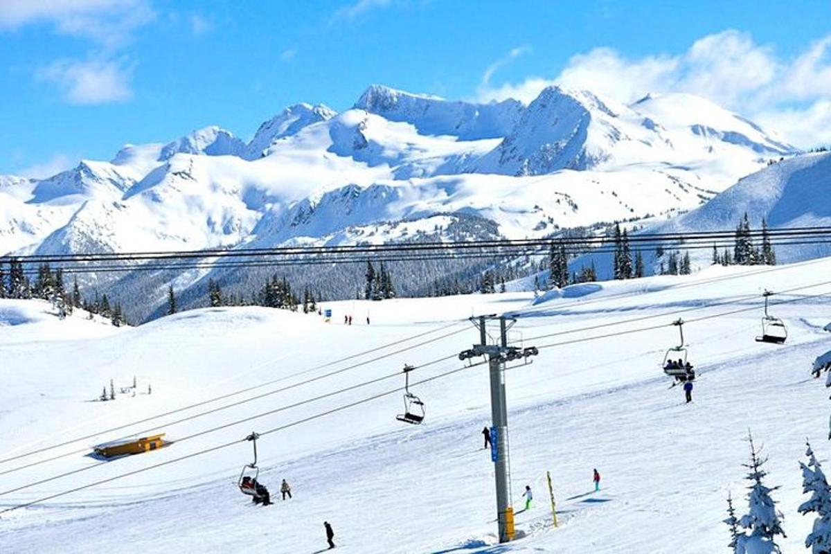 una pista de esquí con un telesquí en la nieve