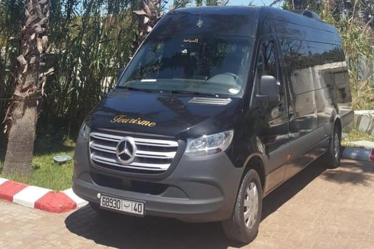 tänava äärde pargitud must Mercedese kaubik