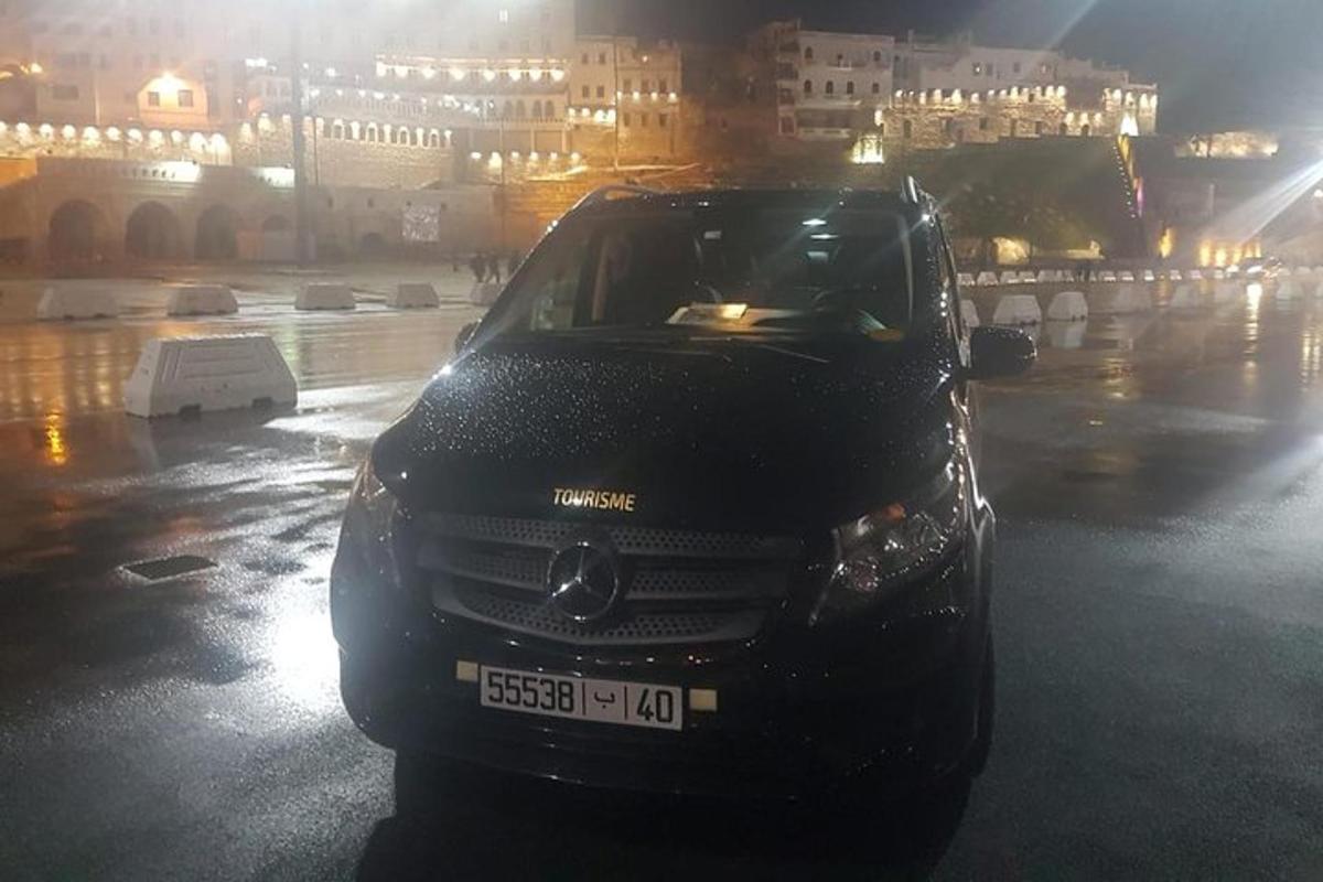 must auto pargitud öösel parklasse
