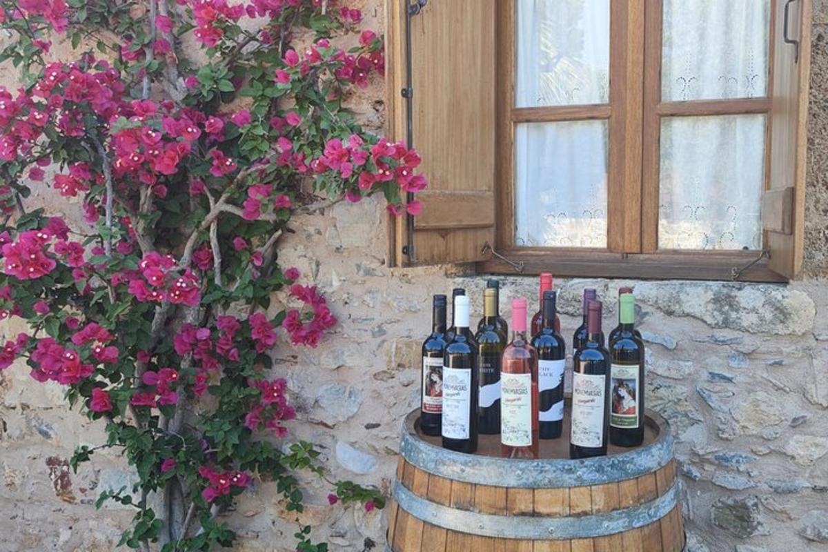 o grămadă de sticle de vin într-un butoi lângă o fereastră