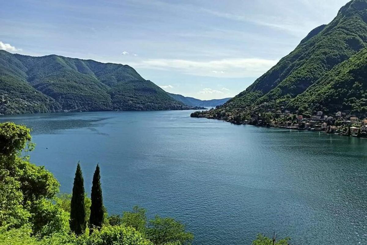 Una vista de un río entre dos montañas.