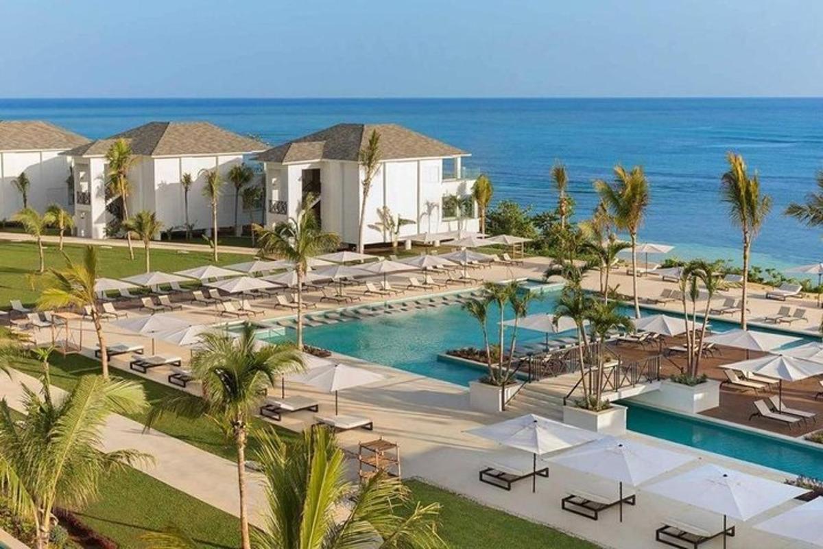 Letecký pohled na resort s bazénem a oceánem