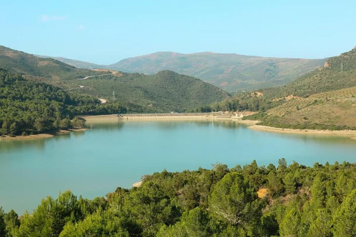 pohled na jezero s horami v pozadí