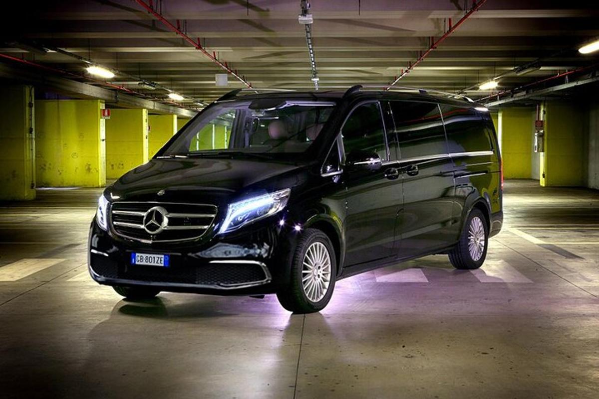 musta pakettiauto pysäköitynä parkkihalliin