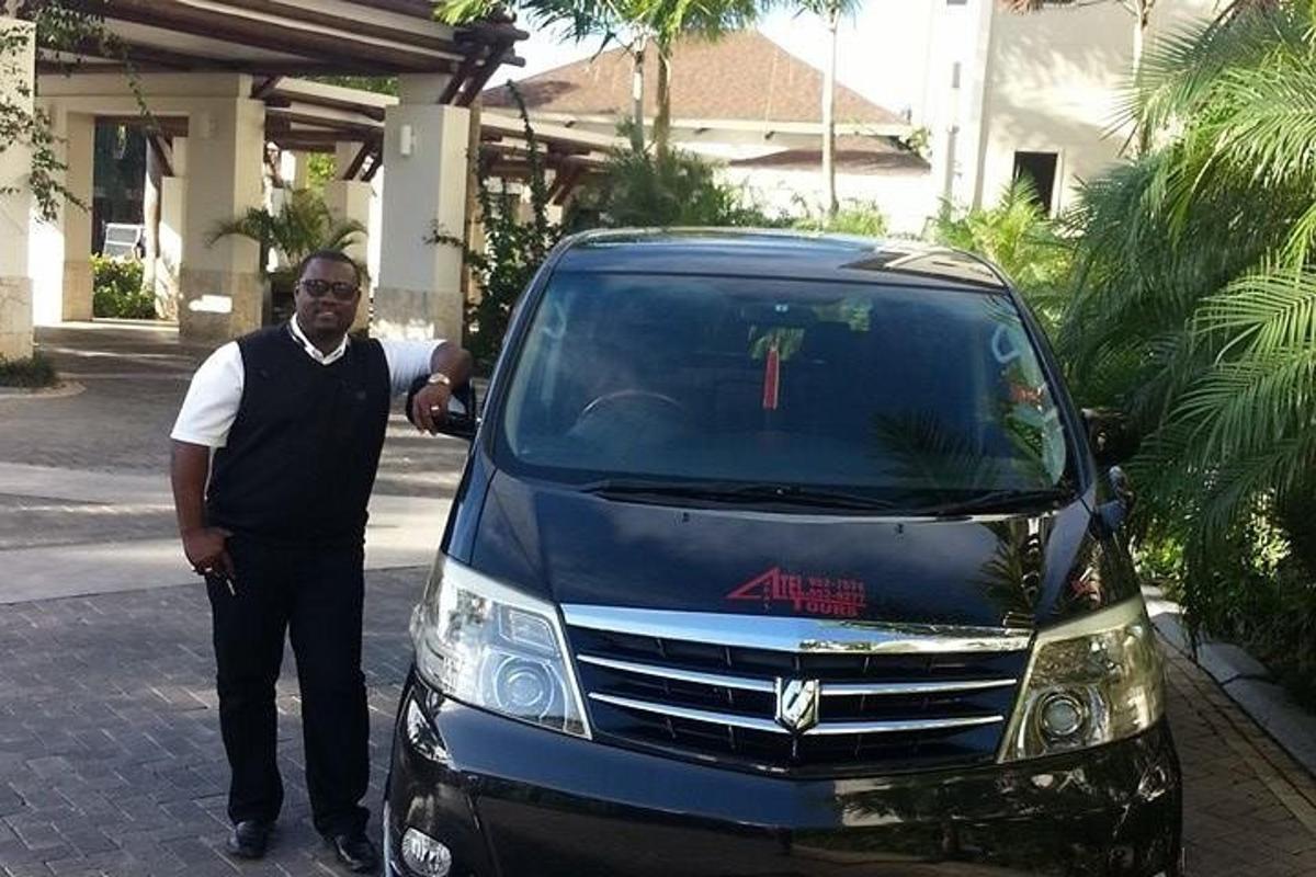 seorang lelaki berdiri di sebelah kereta dengan salib di hadapan