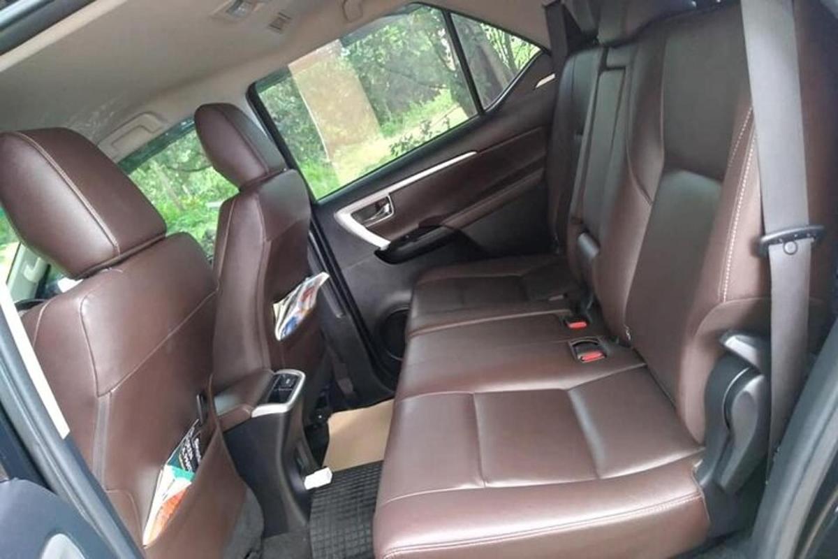 pemandangan tempat duduk belakang kereta