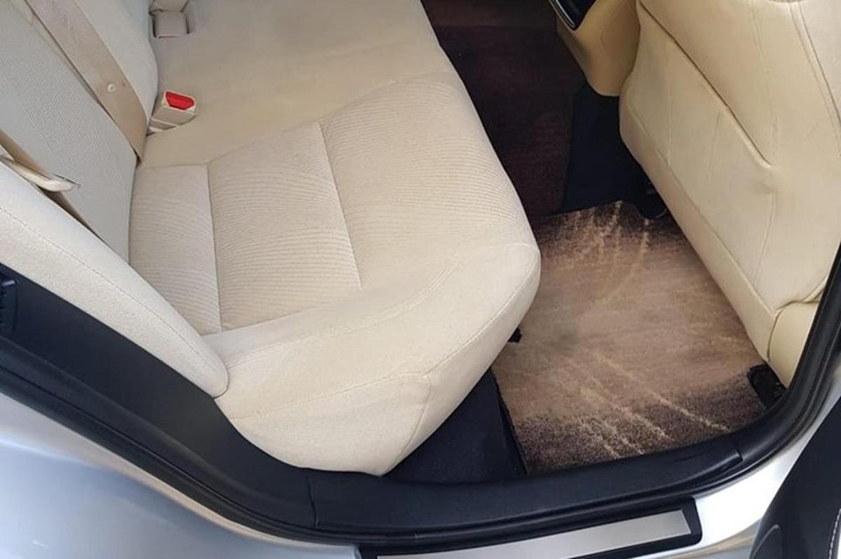 tempat duduk kosong di belakang kereta