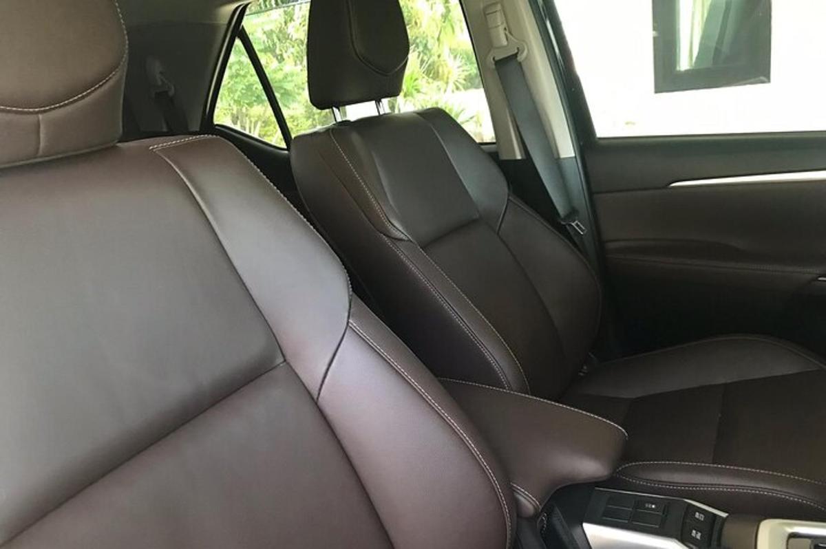 una vista del asiento trasero de un coche