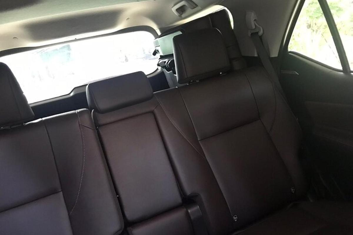 pemandangan tempat duduk belakang kereta