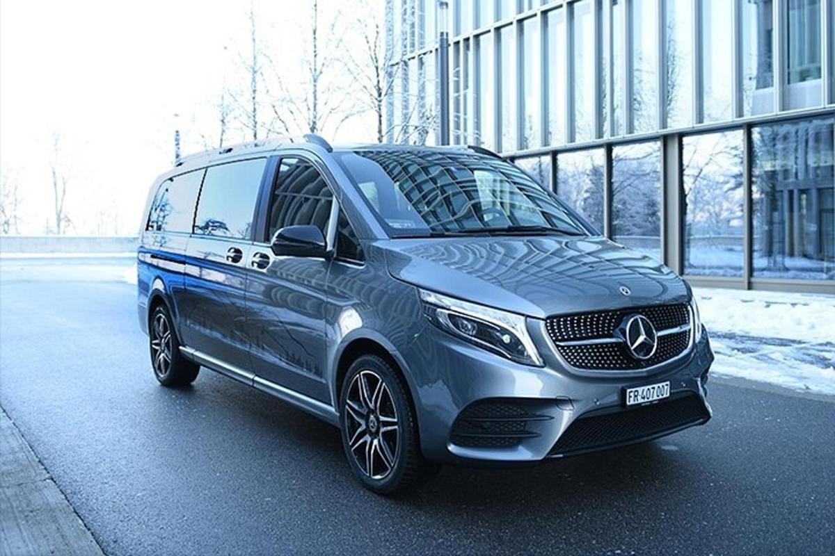 tänavale pargitud sinine Mercedes-Benzi maastur
