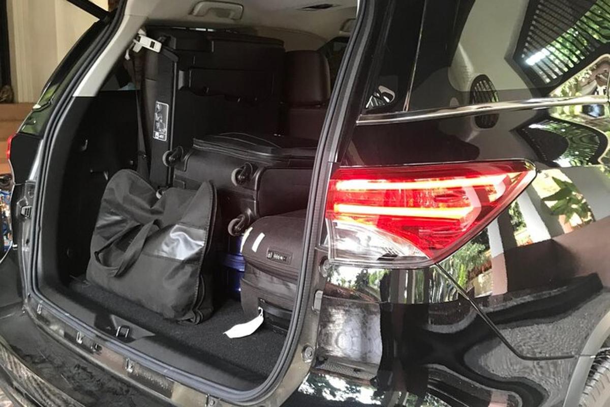 sebuah batang kereta terbuka yang diisi dengan bagasi
