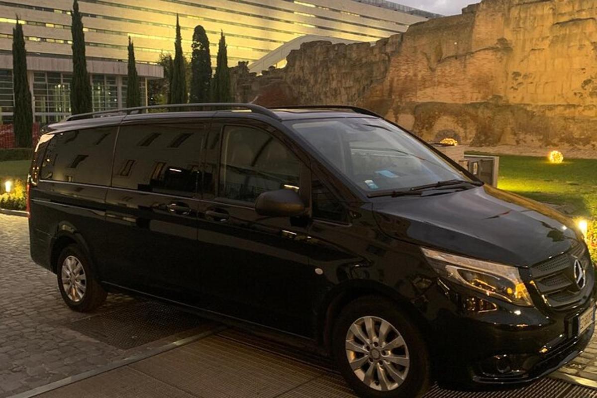 Una camioneta negra está estacionada en una calle