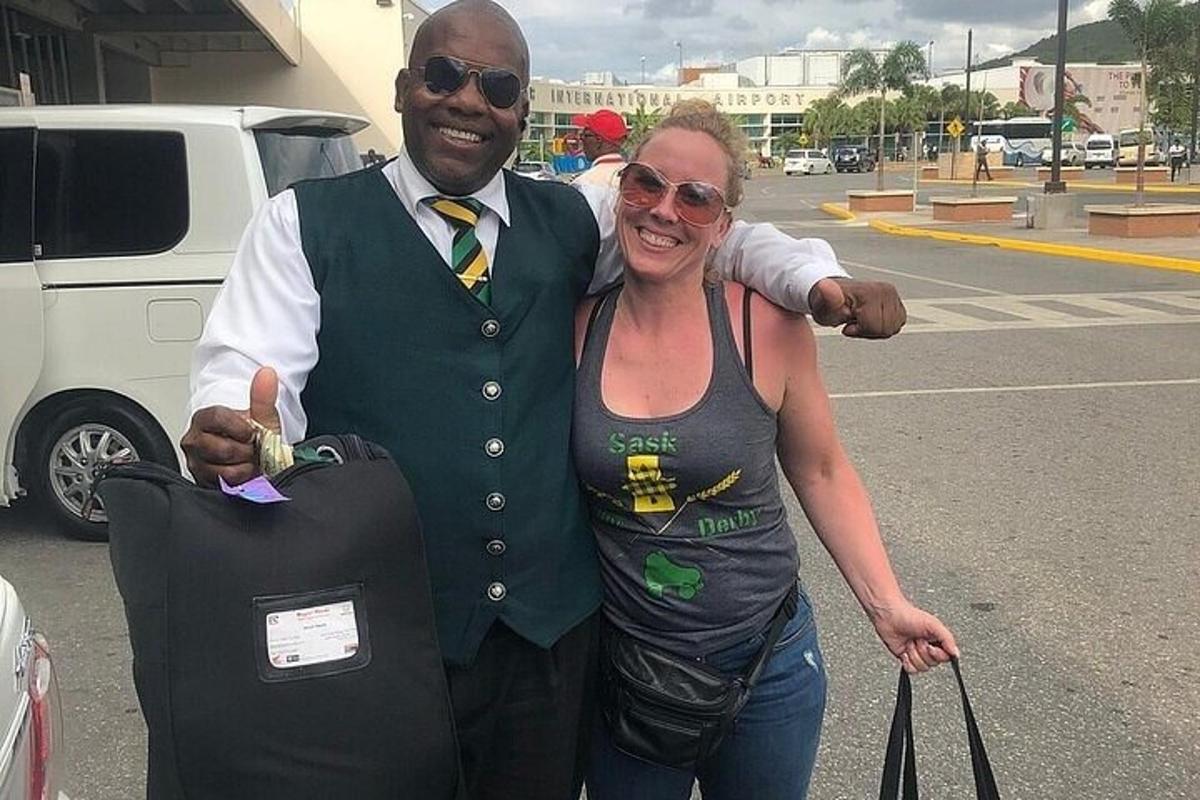 um homem e uma mulher posando para uma foto