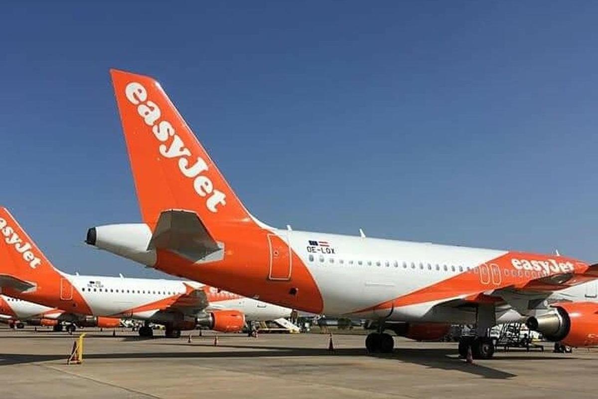 滑走路に駐機している飛行機の群れ