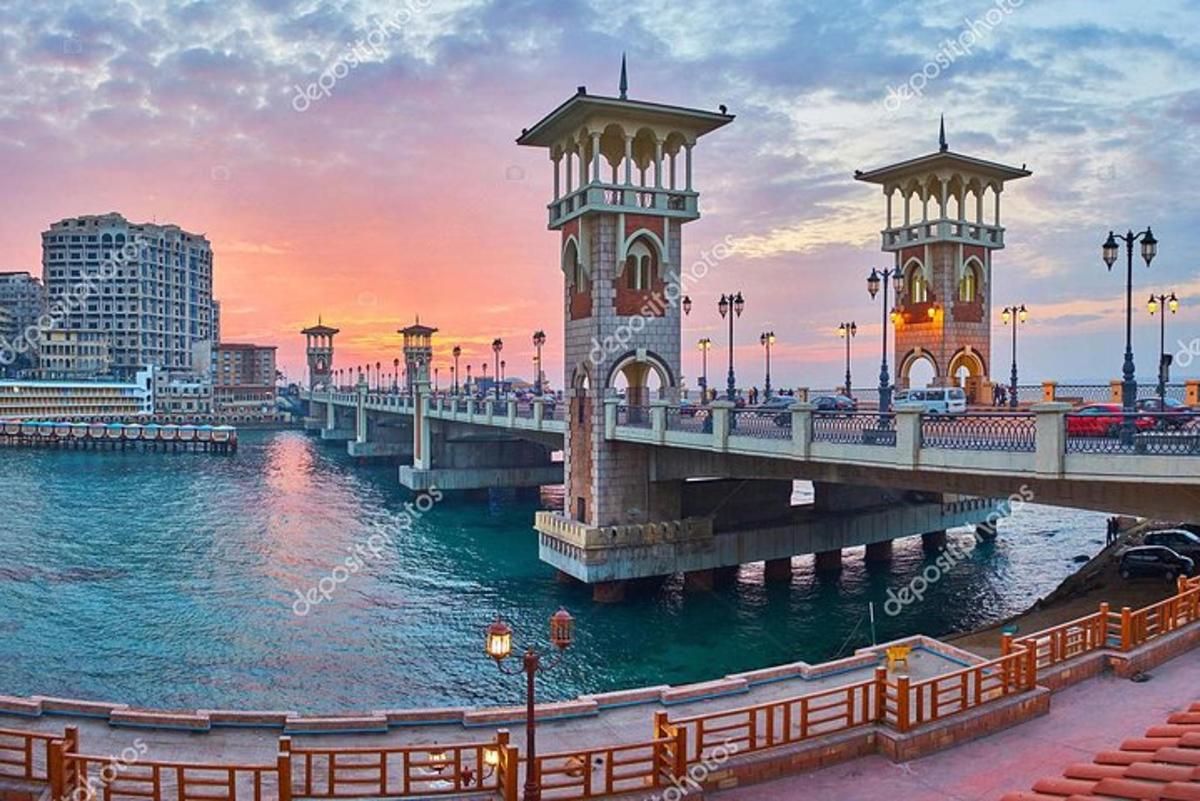 Un puente sobre el agua en una ciudad al atardecer.