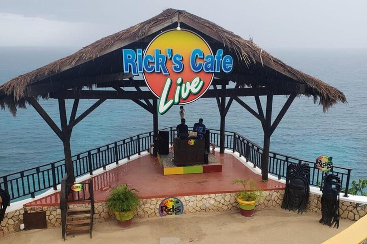 reštaurácia s nápisom Ricks Cafe Live