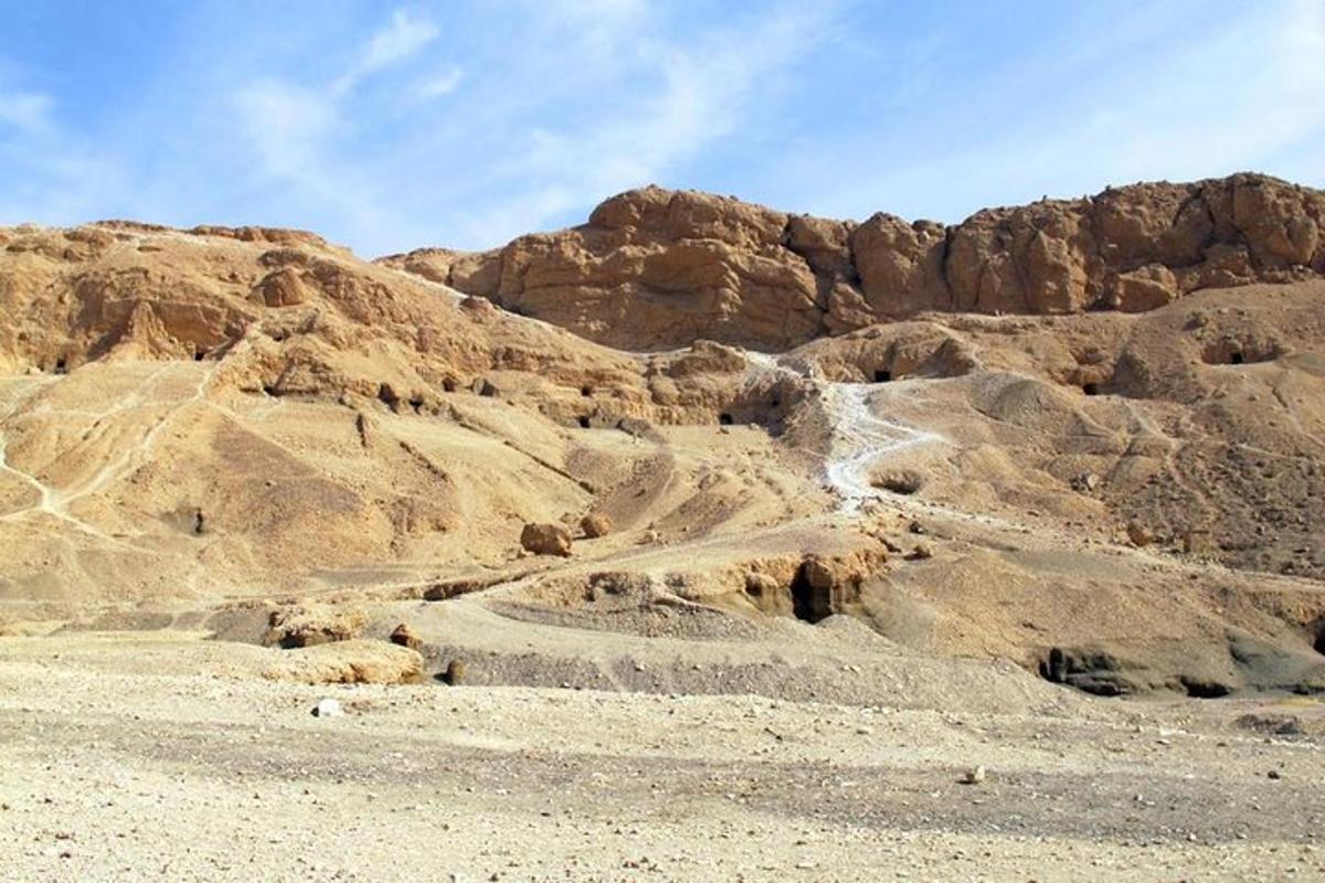 gunung berbatu dengan jalan tanah di gurun