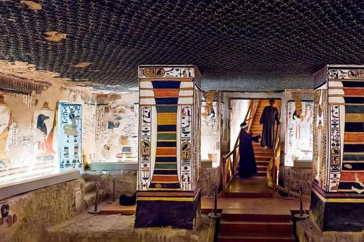 henkilö kävelee museon käytävää pitkin
