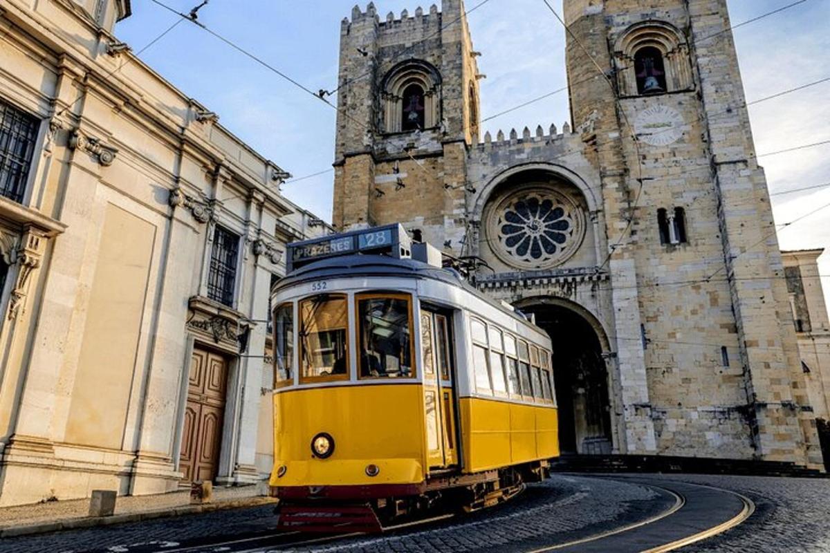 un tram giallo davanti a una chiesa