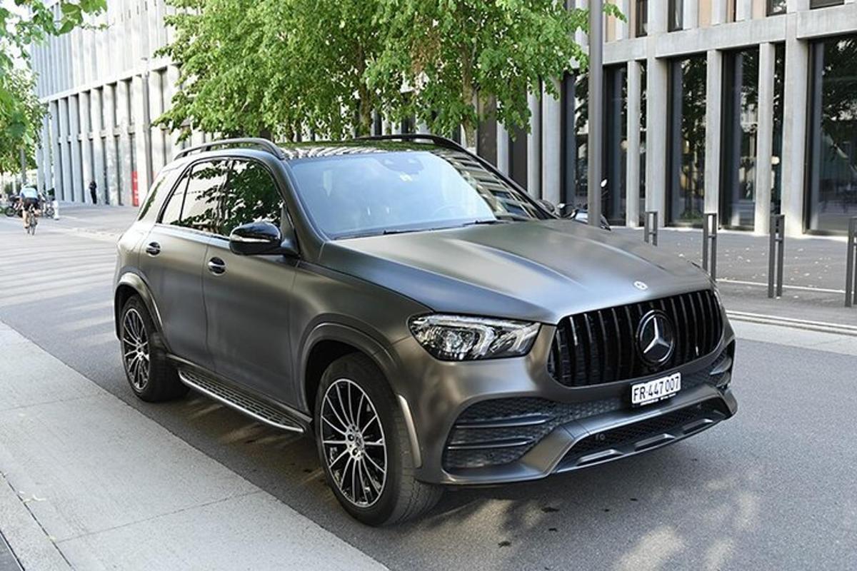 срібний автомобіль, припаркований на узбіччі вулиці