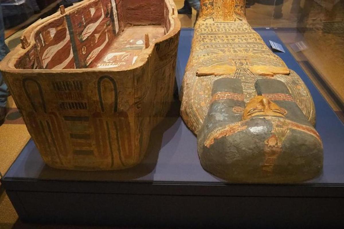 kaksi muinaista maljakkoa esillä museossa