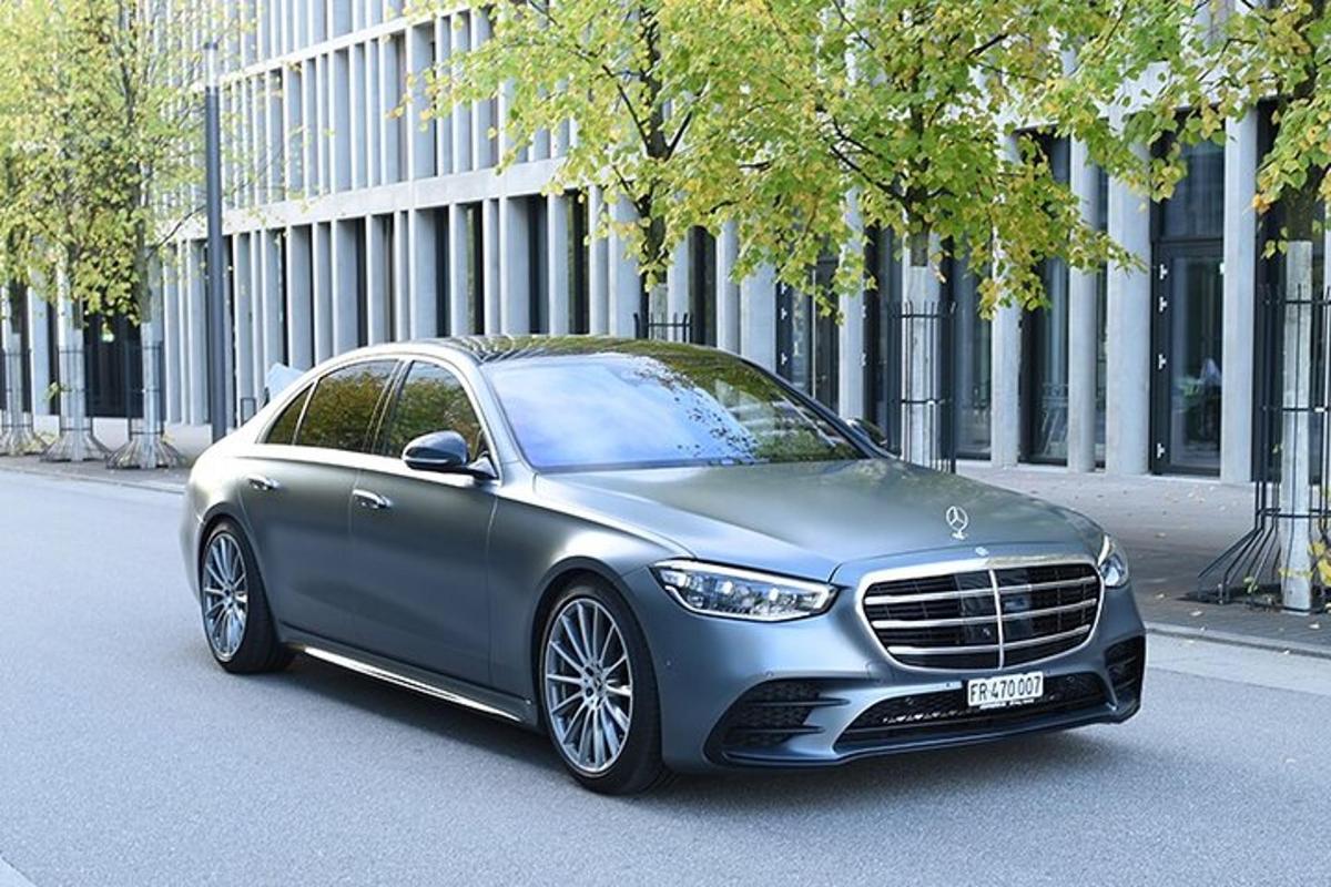срібний автомобіль, припаркований на міській вулиці