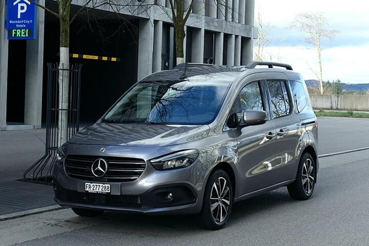 en sølvfarvet bil parkeret på siden af en vej
